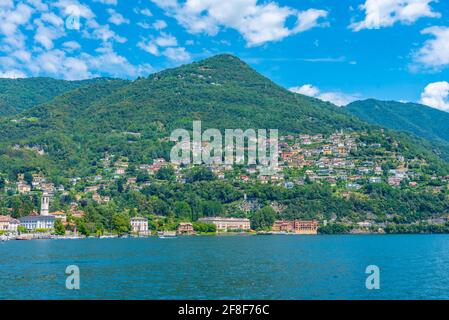 Vista sul lago della città di Cernobbio vicino al lago di Como in Italia Foto Stock