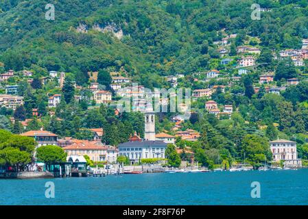 Vista sul lago della città di Cernobbio vicino al lago di Como in Italia Foto Stock