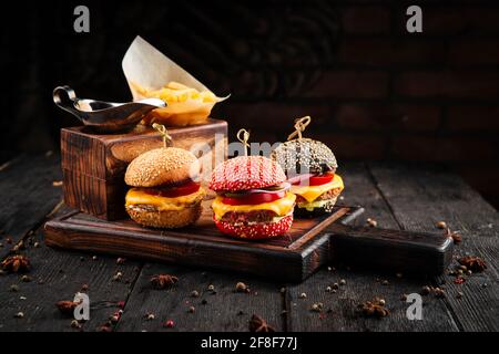 Mini hamburger con patatine e salsa Foto Stock