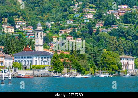 Vista sul lago della città di Cernobbio vicino al lago di Como in Italia Foto Stock