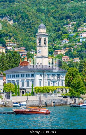 Vista sul lago della città di Cernobbio vicino al lago di Como in Italia Foto Stock