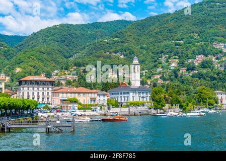 Vista sul lago della città di Cernobbio vicino al lago di Como in Italia Foto Stock