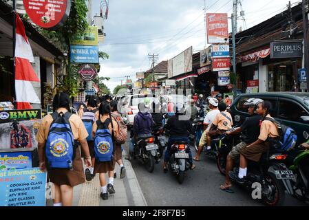 Traffico pesante a Ubud, Bali, Indonesia. Foto Stock