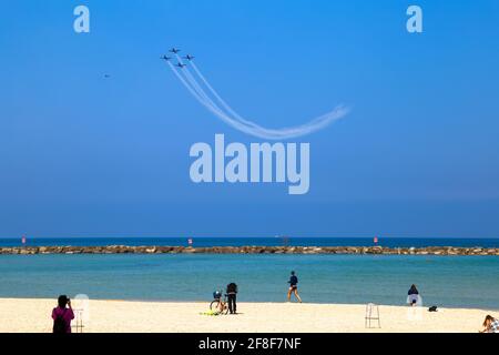 Spettacolo aereo nel giorno dell'Indipendenza di Israele a Tel Aviv Foto Stock