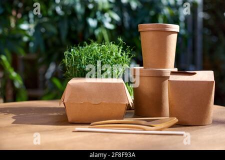 Contenitori di cartone per alimenti, bevande, oggetti. Spazio di copia. Consegna, prelievo, zero rifiuti, concetto di imballaggio eco-produzione, varietà di carta da asporto c Foto Stock