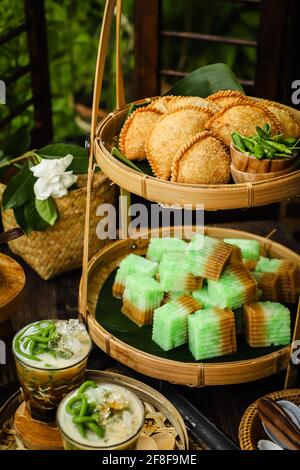 Pastel Goreng e Agar Cendol su vassoi di bambù a due piani Foto Stock