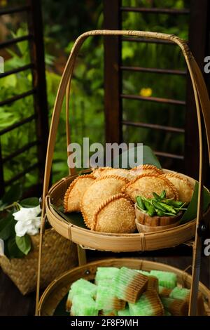 Goreng pastello. Peranakan spuntino di pasta sfoglia croccante fritta con ripieno di verdure. Foto Stock