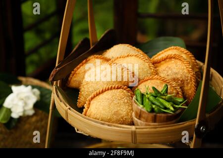 Goreng pastello. Peranakan spuntino di pasta sfoglia croccante fritta con ripieno di verdure. Foto Stock