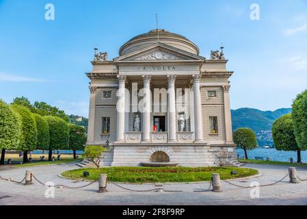 vista al sole del Tempio Voltiano sulla riva del lago di Como In Italia Foto Stock