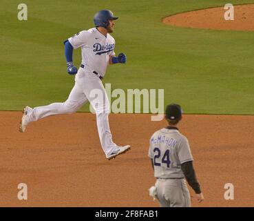 Los Angeles, Stati Uniti. 14 Apr 2021. Il primo baseman di Los Angeles Dodgers Max Muncy salta oltre il secondo baseman di Colorado Rockies Ryan McMahon dopo aver colpito una casa solista fuori rilievo lanciatore Robert Stephenson durante il sesto inning al Dodger Stadium di Los Angeles martedì 13 aprile 2021. I Dodgers sconfissero i Rockies 7-0. Foto di Jim Ruymen/UPI Credit: UPI/Alamy Live News Foto Stock