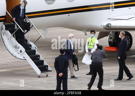 Taipei, Taipei, Taiwan. 14 Apr 2021. Una delegazione non ufficiale degli Stati Uniti inviata dal presidente americano Joe Biden, guidata dall'ex senatore Christoper Dodd (M) e dall'ex vice segretario di Stato americano James Steinberg (1-L), è stata accolta dal direttore dell'AIT Brent Christensen (1-R) all'aeroporto internazionale di Songshan. Con un soggiorno di 3 giorni sull'isola, la delegazione sarà servita come supporto degli Stati Uniti per Taiwan di fronte alle minacce intensificanti della Cina, compresi altri combattenti per jet che navigano intorno all'isola autogovernante inviata da Pechino. Credit: Taiwan Central News Agency/ZUMA Wire/Alamy Live News Foto Stock