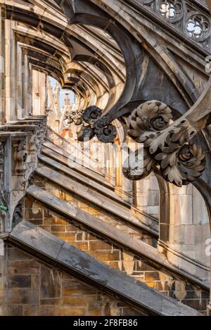 Elementi in pietra sul tetto del Duomo di Milano Foto Stock