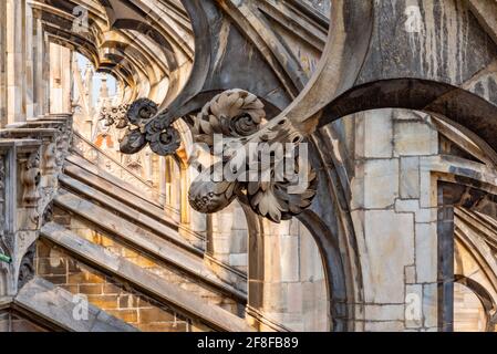 Elementi in pietra sul tetto del Duomo di Milano Foto Stock