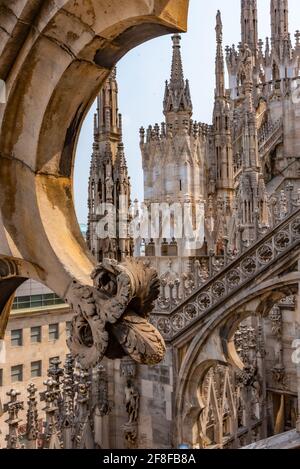 Elementi in pietra sul tetto del Duomo di Milano Foto Stock