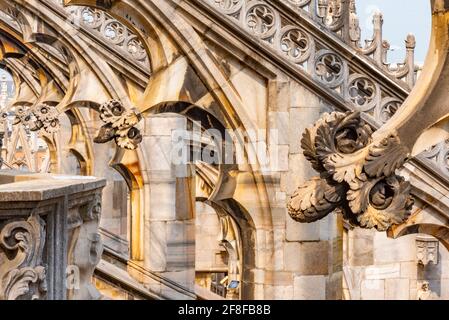Elementi in pietra sul tetto del Duomo di Milano Foto Stock