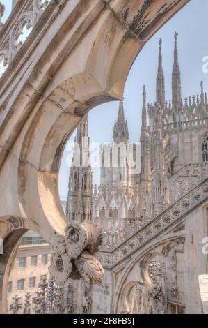 Elementi in pietra sul tetto del Duomo di Milano Foto Stock