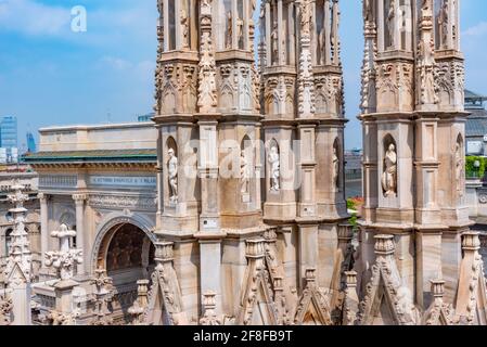 Elementi in pietra sul tetto del Duomo di Milano Foto Stock