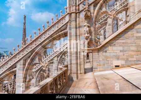 Elementi in pietra sul tetto del Duomo di Milano Foto Stock