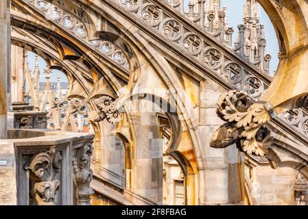 Elementi in pietra sul tetto del Duomo di Milano Foto Stock