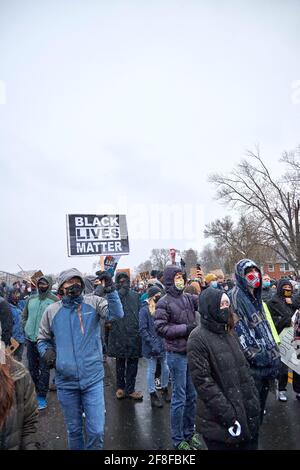 Washington, Stati Uniti. 13 Apr 2021. I manifestanti si riuniscono all'esterno del Brooklyn Center Police Department di Brooklyn Center, Minnesota, Stati Uniti, il 13 aprile 2021. Le proteste sono continuate giorni dopo che un ufficiale di polizia ha ucciso Daunte Wright, uomo nero di 20 anni, a una fermata del traffico nel Brooklyn Center, nello stato del Minnesota degli Stati Uniti. Credit: Matthew McIntosh/Xinhua/Alamy Live News Foto Stock