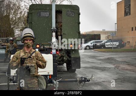 Washington, Stati Uniti. 13 Apr 2021. Guardia nazionale del Minnesota durante una protesta a Brooklyn Center, Minnesota, Stati Uniti, 13 aprile 2021. Le proteste sono continuate giorni dopo che un ufficiale di polizia ha ucciso Daunte Wright, uomo nero di 20 anni, a una fermata del traffico nel Brooklyn Center, nello stato del Minnesota degli Stati Uniti. Credit: Matthew McIntosh/Xinhua/Alamy Live News Foto Stock