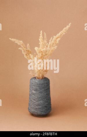 Erba secca di pampas a imitazione di un vaso fatto di filo o filo di babina di grandi dimensioni, sbozzato per interni in stile boho o scandinavo Foto Stock