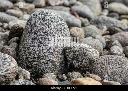 primo piano di rocce puntate sulla riva di milford Foto Stock