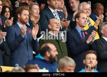 Twickenham, Regno Unito. 15 Ott 2015. Il Principe Phillip il Duca di Edimburgo, il Principe William e il Principe Harry guardando la finale della Coppa del mondo di Rugby a Twickenham Foto Stock
