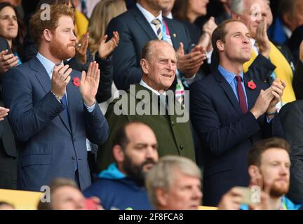 Twickenham, Regno Unito. 15 Ott 2015. Il Principe Phillip il Duca di Edimburgo, il Principe William e il Principe Harry guardando la finale della Coppa del mondo di Rugby a Twickenham Foto Stock