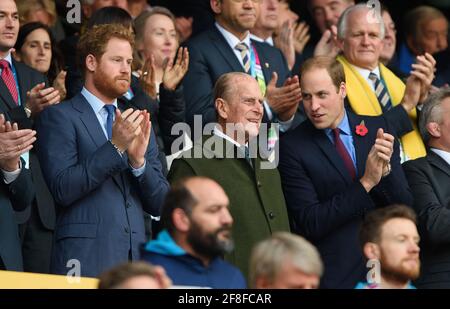 Twickenham, Regno Unito. 15 Ott 2015. Il Principe Phillip il Duca di Edimburgo, il Principe William e il Principe Harry guardando la finale della Coppa del mondo di Rugby a Twickenham Foto Stock