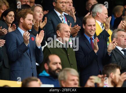 Twickenham, Regno Unito. 15 Ott 2015. Il Principe Phillip il Duca di Edimburgo, il Principe William e il Principe Harry guardando la finale della Coppa del mondo di Rugby a Twickenham Foto Stock