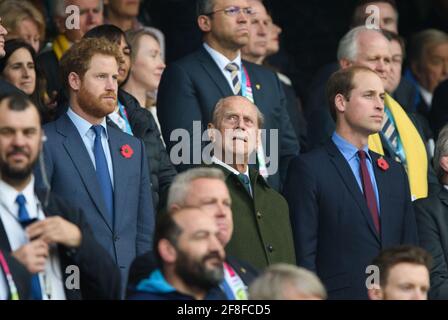 Twickenham, Regno Unito. 15 Ott 2015. Il Principe Phillip il Duca di Edimburgo, il Principe William e il Principe Harry guardando la finale della Coppa del mondo di Rugby a Twickenham Foto Stock