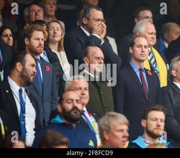 Twickenham, Regno Unito. 15 Ott 2015. Il Principe Phillip il Duca di Edimburgo, il Principe William e il Principe Harry guardando la finale della Coppa del mondo di Rugby a Twickenham Foto Stock