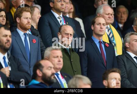 Twickenham, Regno Unito. 15 Ott 2015. Il Principe Phillip il Duca di Edimburgo, il Principe William e il Principe Harry guardando la finale della Coppa del mondo di Rugby a Twickenham Foto Stock