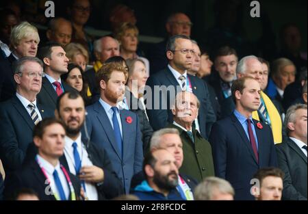 Twickenham, Regno Unito. 15 Ott 2015. Il Principe Phillip il Duca di Edimburgo, il Principe William e il Principe Harry guardando la finale della Coppa del mondo di Rugby a Twickenham Foto Stock