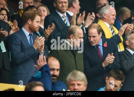 Twickenham, Regno Unito. 15 Ott 2015. Il Principe Phillip il Duca di Edimburgo, il Principe William e il Principe Harry guardando la finale della Coppa del mondo di Rugby a Twickenham Foto Stock