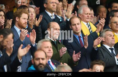Twickenham, Regno Unito. 15 Ott 2015. Il Principe Phillip il Duca di Edimburgo, il Principe William e il Principe Harry guardando la finale della Coppa del mondo di Rugby a Twickenham Foto Stock