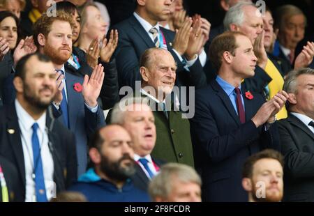 Twickenham, Regno Unito. 15 Ott 2015. Il Principe Phillip il Duca di Edimburgo, il Principe William e il Principe Harry guardando la finale della Coppa del mondo di Rugby a Twickenham Foto Stock