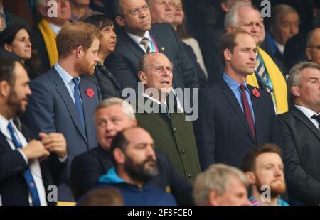 Twickenham, Regno Unito. 15 Ott 2015. Il Principe Phillip il Duca di Edimburgo, il Principe William e il Principe Harry guardando la finale della Coppa del mondo di Rugby a Twickenham Foto Stock