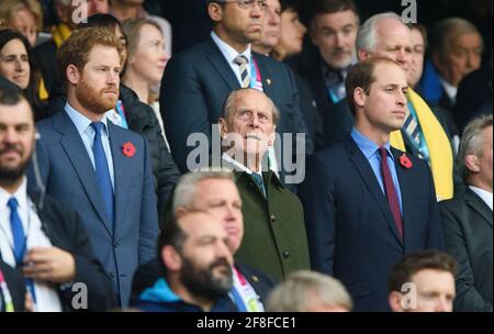 Twickenham, Regno Unito. 15 Ott 2015. Il Principe Phillip il Duca di Edimburgo, il Principe William e il Principe Harry guardando la finale della Coppa del mondo di Rugby a Twickenham Foto Stock