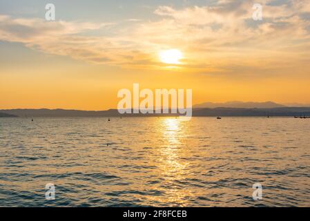 Tramonto sul lago di garda dalla città di Sirmione in Italia Foto Stock