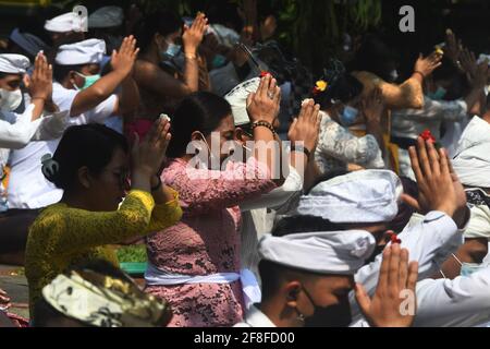 Giacarta, Giacarta, Indonesia. 14 Apr 2021. Gli indù balinesi celebrano la giornata di Galungan con una cerimonia a pura Aditya Jaya, Rawamangun, Giacarta, il 14 aprile 2021. Galungan Day è un giorno in cui gli Indù commemorano la creazione dell'universo e tutti i suoi contenuti e grazie, gli Indù danno e fanno offerte a Sang Hyang Widhi e Dewa Bhatara, come il giorno della vittoria per Dharma (verità) contro Adharma Credit: Dasril Roszandi/ZUMA Wire/Alamy Live News Foto Stock