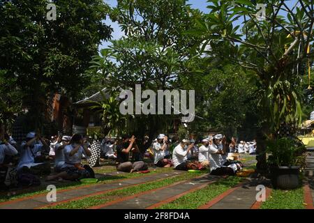 Giacarta, Giacarta, Indonesia. 14 Apr 2021. Gli indù balinesi celebrano la giornata di Galungan con una cerimonia a pura Aditya Jaya, Rawamangun, Giacarta, il 14 aprile 2021. Galungan Day è un giorno in cui gli Indù commemorano la creazione dell'universo e tutti i suoi contenuti e grazie, gli Indù danno e fanno offerte a Sang Hyang Widhi e Dewa Bhatara, come il giorno della vittoria per Dharma (verità) contro Adharma Credit: Dasril Roszandi/ZUMA Wire/Alamy Live News Foto Stock