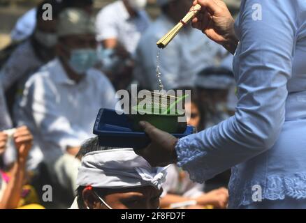 Giacarta, Giacarta, Indonesia. 14 Apr 2021. Gli indù balinesi celebrano la giornata di Galungan con una cerimonia a pura Aditya Jaya, Rawamangun, Giacarta, il 14 aprile 2021. Galungan Day è un giorno in cui gli Indù commemorano la creazione dell'universo e tutti i suoi contenuti e grazie, gli Indù danno e fanno offerte a Sang Hyang Widhi e Dewa Bhatara, come il giorno della vittoria per Dharma (verità) contro Adharma Credit: Dasril Roszandi/ZUMA Wire/Alamy Live News Foto Stock