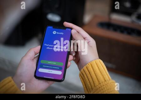 CHIANG mai, THAILANDIA Apr 14 2021 : smartphone e utilizzo dell'applicazione Spotify sullo schermo e sincronizzazione con l'altoparlante tramite bluetooth. Spotify è una musica Foto Stock