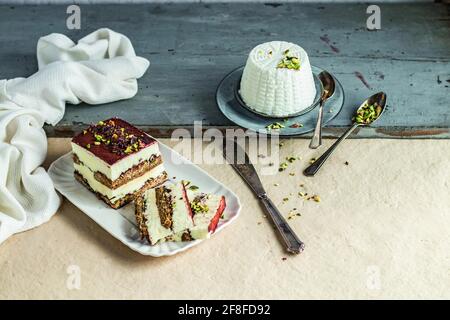 tiramisù con pistacchi di ricotta e cacao in polvere Foto Stock