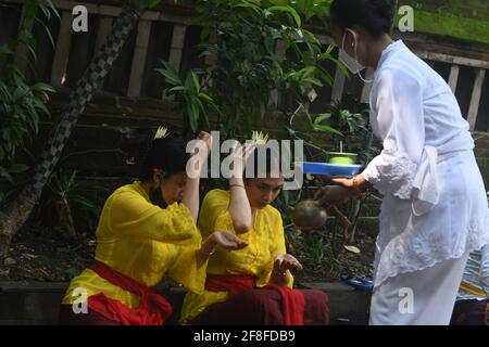 Giacarta, Giacarta, Indonesia. 14 Apr 2021. Gli indù balinesi celebrano la giornata di Galungan con una cerimonia a pura Aditya Jaya, Rawamangun, Giacarta, il 14 aprile 2021. Galungan Day è un giorno in cui gli Indù commemorano la creazione dell'universo e tutti i suoi contenuti e grazie, gli Indù danno e fanno offerte a Sang Hyang Widhi e Dewa Bhatara, come il giorno della vittoria per Dharma (verità) contro Adharma Credit: Dasril Roszandi/ZUMA Wire/Alamy Live News Foto Stock