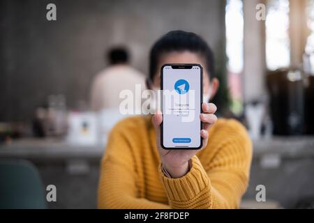 CHIANG mai, THAILANDIA Apr 14 2021 : icona dell'applicazione Telegram sullo schermo di Apple iPhone. Telegramma è un social network online. App per social media e. Foto Stock