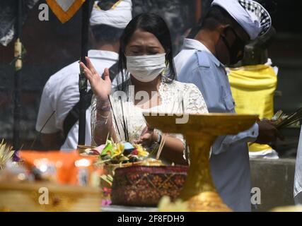 Giacarta, Giacarta, Indonesia. 14 Apr 2021. Gli indù balinesi celebrano la giornata di Galungan con una cerimonia a pura Aditya Jaya, Rawamangun, Giacarta, il 14 aprile 2021. Galungan Day è un giorno in cui gli Indù commemorano la creazione dell'universo e tutti i suoi contenuti e grazie, gli Indù danno e fanno offerte a Sang Hyang Widhi e Dewa Bhatara, come il giorno della vittoria per Dharma (verità) contro Adharma Credit: Dasril Roszandi/ZUMA Wire/Alamy Live News Foto Stock