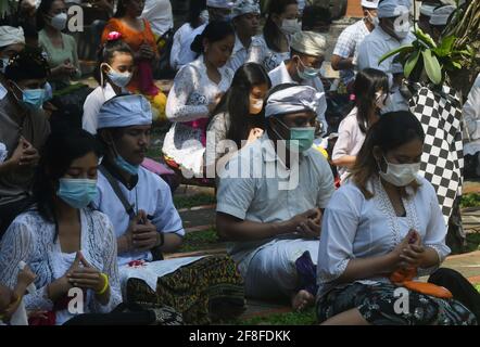 Giacarta, Giacarta, Indonesia. 14 Apr 2021. Gli indù balinesi celebrano la giornata di Galungan con una cerimonia a pura Aditya Jaya, Rawamangun, Giacarta, il 14 aprile 2021. Galungan Day è un giorno in cui gli Indù commemorano la creazione dell'universo e tutti i suoi contenuti e grazie, gli Indù danno e fanno offerte a Sang Hyang Widhi e Dewa Bhatara, come il giorno della vittoria per Dharma (verità) contro Adharma Credit: Dasril Roszandi/ZUMA Wire/Alamy Live News Foto Stock